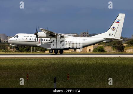 Airbus C-295M de la Force aérienne des Philippines (Règl. : 177) en route pour l'entretien en France. Banque D'Images