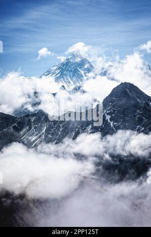 Mt. L'Everest s'élève au-dessus de l'Himalaya environnant dans le parc national de Sagarmatha du Népal. Banque D'Images