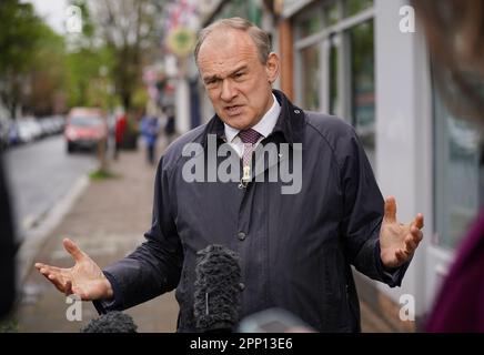 Le chef libéral démocrate Sir Ed Davey s'est exprimé devant les médias sur la piste de campagne électorale locale à Esher, dans le Surrey, après la démission du vice-premier ministre Dominic Raab à la fin d'une enquête sur les allégations d'intimidation à son encontre. L'ancien vice-premier ministre est le député d'Esher & Walton. Date de la photo: Vendredi 21 avril 2023. Banque D'Images