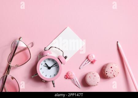 montres, lunettes, épingles à cheveux, stylo et macarons de couleurs roses. copier l'espace. articles pour femmes. cadre, maquette. fête pour filles Banque D'Images