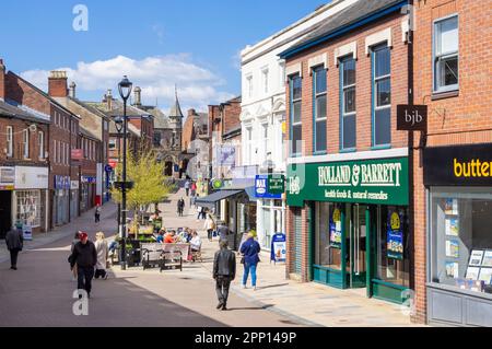 Congleton UK Congleton Bridge gens de rue dans le centre-ville Congleton Cheshire East England UK GB Europe Banque D'Images