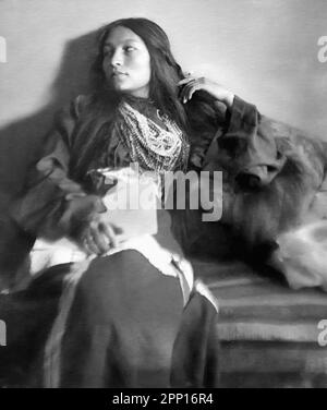Zitkala-Ša (1876-1938), portrait de Joseph Turner Keiley, activiste et écrivain amérindien, 1898 Banque D'Images