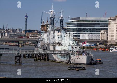 Londres HMS Belfast sur la Tamise avril 2023 le HMS Belfast est un bateau de croisière léger de classe ville qui a été construit pour la Royal Navy. Elle est maintenant permanente Banque D'Images