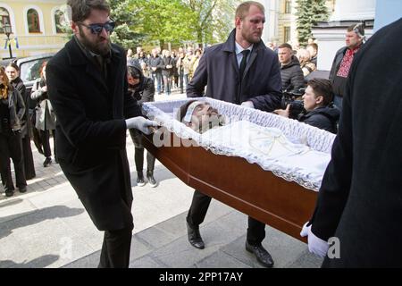 Non exclusif: KIEV, UKRAINE - 21 AVRIL 2023 - les hommes portent le cercueil avec le corps du militaire ukrainien, Valerii Dorokhov, 31 ans, qui est mort pendant le defen Banque D'Images