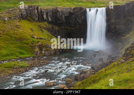 Cascade de Gufufoss en été sur la rivière Fjarðará qui coule dans le fjord de Seyðisfjörður / Seydisfjordur dans la région orientale / Austurland, est de l'Islande Banque D'Images