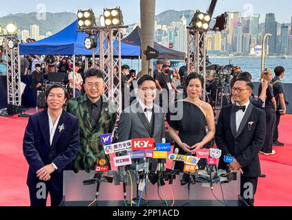 (G-D) acteur Yeung Wai-lun, Mak Pui-tun, réalisateur Ho Cheuk-Tin, Louisa SO Yuk Wa et Poon Chan-leung. Acteurs et réalisateur du film nominé « The Sparring Partner » lors de la cérémonie de remise des Hong Kong film Awards 41st au Centre culturel, TST. 16APR23 SCMP/Oscar Liu Banque D'Images