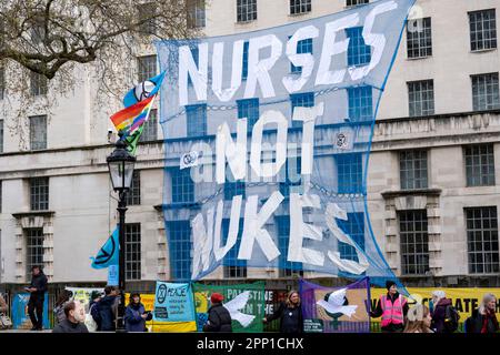 Des milliers de manifestants de divers groupes environnementaux se joignent à la rébellion contre l'extinction pour leur unité pour survivre, dans le cadre de la manifestation non perturbatrice « The Big One » à Westminster le 21st avril 2023 à Londres, au Royaume-Uni. Extinction la rébellion est un groupe de changement climatique créé en 2018 et a gagné une énorme suite de personnes engagées dans des manifestations pacifiques. Ces manifestations soulignent que le gouvernement ne fait pas assez pour éviter un changement climatique catastrophique et pour exiger que le gouvernement prenne des mesures radicales pour sauver la planète. Banque D'Images