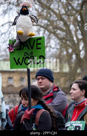 Des milliers de manifestants de divers groupes environnementaux se joignent à la rébellion contre l'extinction pour leur unité pour survivre, dans le cadre de la manifestation non perturbatrice « The Big One » à Westminster le 21st avril 2023 à Londres, au Royaume-Uni. Extinction la rébellion est un groupe de changement climatique créé en 2018 et a gagné une énorme suite de personnes engagées dans des manifestations pacifiques. Ces manifestations soulignent que le gouvernement ne fait pas assez pour éviter un changement climatique catastrophique et pour exiger que le gouvernement prenne des mesures radicales pour sauver la planète. Banque D'Images