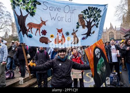 Des milliers de manifestants de divers groupes environnementaux se joignent à la rébellion contre l'extinction pour leur unité pour survivre, dans le cadre de la manifestation non perturbatrice « The Big One » à Westminster le 21st avril 2023 à Londres, au Royaume-Uni. Extinction la rébellion est un groupe de changement climatique créé en 2018 et a gagné une énorme suite de personnes engagées dans des manifestations pacifiques. Ces manifestations soulignent que le gouvernement ne fait pas assez pour éviter un changement climatique catastrophique et pour exiger que le gouvernement prenne des mesures radicales pour sauver la planète. Banque D'Images