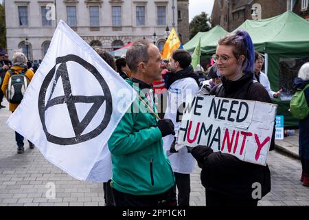 Des milliers de manifestants de divers groupes environnementaux se joignent à la rébellion contre l'extinction pour leur unité pour survivre, dans le cadre de la manifestation non perturbatrice « The Big One » à Westminster le 21st avril 2023 à Londres, au Royaume-Uni. Extinction la rébellion est un groupe de changement climatique créé en 2018 et a gagné une énorme suite de personnes engagées dans des manifestations pacifiques. Ces manifestations soulignent que le gouvernement ne fait pas assez pour éviter un changement climatique catastrophique et pour exiger que le gouvernement prenne des mesures radicales pour sauver la planète. Banque D'Images