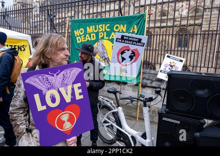 Des milliers de manifestants de divers groupes environnementaux se joignent à la rébellion contre l'extinction pour leur unité pour survivre, dans le cadre de la manifestation non perturbatrice « The Big One » à Westminster le 21st avril 2023 à Londres, au Royaume-Uni. Extinction la rébellion est un groupe de changement climatique créé en 2018 et a gagné une énorme suite de personnes engagées dans des manifestations pacifiques. Ces manifestations soulignent que le gouvernement ne fait pas assez pour éviter un changement climatique catastrophique et pour exiger que le gouvernement prenne des mesures radicales pour sauver la planète. Banque D'Images