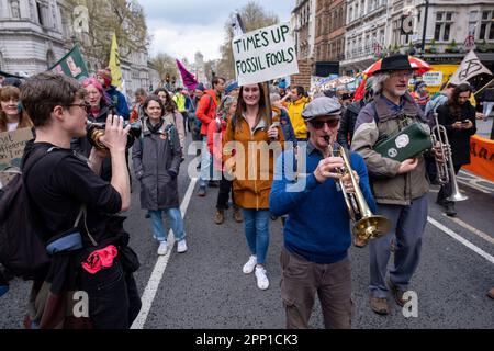 Des milliers de manifestants de divers groupes environnementaux se joignent à la rébellion contre l'extinction pour leur unité pour survivre, dans le cadre de la manifestation non perturbatrice « The Big One » à Westminster le 21st avril 2023 à Londres, au Royaume-Uni. Extinction la rébellion est un groupe de changement climatique créé en 2018 et a gagné une énorme suite de personnes engagées dans des manifestations pacifiques. Ces manifestations soulignent que le gouvernement ne fait pas assez pour éviter un changement climatique catastrophique et pour exiger que le gouvernement prenne des mesures radicales pour sauver la planète. Banque D'Images