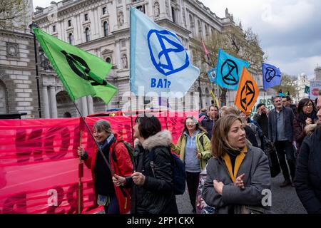 Des milliers de manifestants de divers groupes environnementaux se joignent à la rébellion contre l'extinction pour leur unité pour survivre, dans le cadre de la manifestation non perturbatrice « The Big One » à Westminster le 21st avril 2023 à Londres, au Royaume-Uni. Extinction la rébellion est un groupe de changement climatique créé en 2018 et a gagné une énorme suite de personnes engagées dans des manifestations pacifiques. Ces manifestations soulignent que le gouvernement ne fait pas assez pour éviter un changement climatique catastrophique et pour exiger que le gouvernement prenne des mesures radicales pour sauver la planète. Banque D'Images