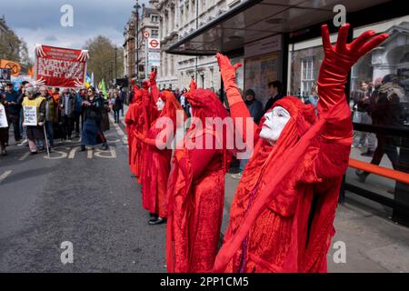 La troupe d'art militante de la représentation la Brigade rouge de la Rebel vêtue de costumes rouge vif marche silencieusement tandis que des milliers de manifestants de divers groupes environnementaux se joignent à la rébellion d'extinction pour leur unité pour survivre le jour, dans le cadre de la manifestation non perturbatrice « The Big One » à Westminster le 21st avril 2023 à Londres, au Royaume-Uni. Extinction la rébellion est un groupe de changement climatique créé en 2018 et a gagné une énorme suite de personnes engagées dans des manifestations pacifiques. Ces manifestations soulignent que le gouvernement ne fait pas assez pour éviter un changement climatique catastrophique et exiger le Banque D'Images