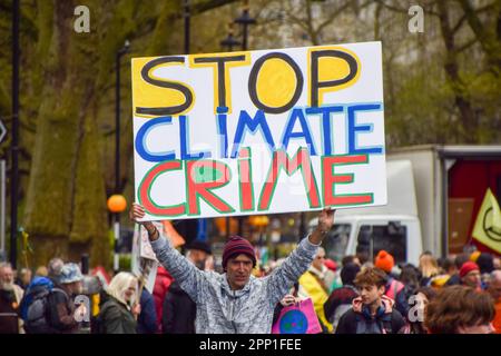 Londres, Royaume-Uni. 21st avril 2023. Les manifestants se réunissent sur la place du Parlement alors que la rébellion des extinction commence leur manifestation de 4 jours exigeant que le gouvernement s'éloigne des combustibles fossiles et agisse contre la crise climatique. Credit: Vuk Valcic/Alamy Live News Banque D'Images