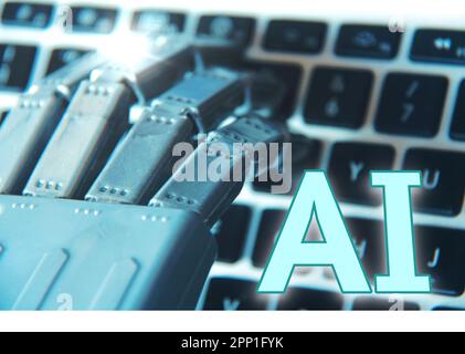 Main de robot avec l'ordinateur comme arrière-plan , concept de l'intelligence artificielle. Banque D'Images