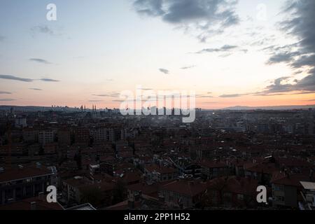 Vue panoramique sur le centre-ville de la ville d'Ankara, Turquie avec des bâtiments et des mosquées vus du château d'Ankara (Ankara Kalesi) par un coucher de soleil. Banque D'Images