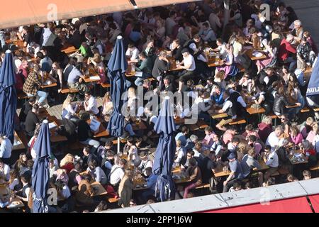 Munich, Allemagne. 21st avril 2023. Vous pourrez visiter la grande roue de la Ferris dans un café en plein air du Festival de printemps sur la Theresienwiese. Le Fühlingsfest 57th comprend deux marquises, environ 100 manèges et stands, ainsi qu'un grand programme de soutien. Credit: Felix Hörhager/dpa/Alay Live News Banque D'Images
