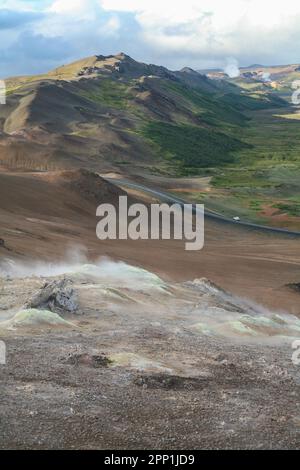 Hverir est une zone géothermique située au pied de Namafjall, non loin du lac Myvatyn en Islande. Banque D'Images