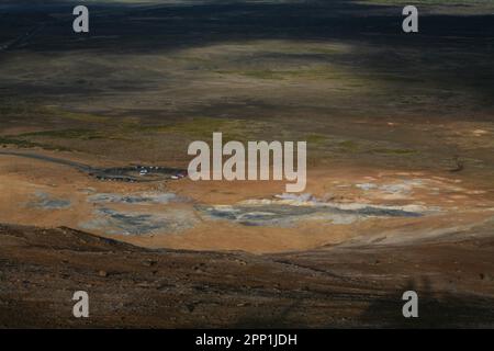 Hverir est une zone géothermique située au pied de Namafjall, non loin du lac Myvatyn en Islande. Banque D'Images