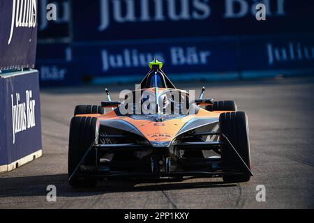 4/21/2023 - Jake Hughes, NEOM McLaren Formula E Team, e-4ORCE 04 pendant la Formule E Round 7 - Berlin E-Prix in, . (Photo de Sam Bagnall/Motorsport Images/Sipa USA) crédit: SIPA USA/Alay Live News Banque D'Images