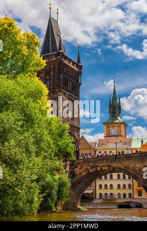 Pont médiéval Charles sur la Vltava avec la Tour du Pont de la vieille ville et la Tour de l'eau à Prague Banque D'Images