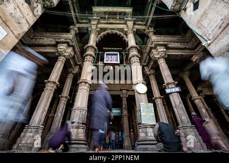 Ahmedabad, Gujarat, Inde. 21st avril 2023. Musulmans assistant à la prière d'Eid Al-Fitr dans le Vieux Ahmedabad. Les musulmans du monde entier célèbrent Eid al-Fitr, le festival de trois jours marquant la fin du Saint mois de jeûne du Ramadan. Pendant cette période, les musulmans s'abstiennent de manger, de boire, de fumer et de mauvaises pensées et actions de l'aube jusqu'au coucher du soleil en observant un jeûne entre l'aube et le coucher du soleil, puis le briser avec la famille et les amis qui viennent ensemble et manger un repas appelé Iftaar. (Credit image: © Sauragh Sirohiya/ZUMA Press Wire) USAGE ÉDITORIAL SEULEMENT! Non destiné À un usage commercial ! Banque D'Images