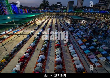 Ahmedabad, Gujarat, Inde. 21st avril 2023. Musulmans assistant à la prière d'Eid Al-Fitr dans le Vieux Ahmedabad. Les musulmans du monde entier célèbrent Eid al-Fitr, le festival de trois jours marquant la fin du Saint mois de jeûne du Ramadan. Pendant cette période, les musulmans s'abstiennent de manger, de boire, de fumer et de mauvaises pensées et actions de l'aube jusqu'au coucher du soleil en observant un jeûne entre l'aube et le coucher du soleil, puis le briser avec la famille et les amis qui viennent ensemble et manger un repas appelé Iftaar. (Credit image: © Sauragh Sirohiya/ZUMA Press Wire) USAGE ÉDITORIAL SEULEMENT! Non destiné À un usage commercial ! Banque D'Images