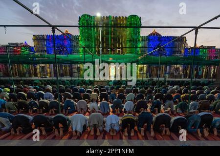 Ahmedabad, Gujarat, Inde. 21st avril 2023. Musulmans assistant à la prière d'Eid Al-Fitr dans le Vieux Ahmedabad. Les musulmans du monde entier célèbrent Eid al-Fitr, le festival de trois jours marquant la fin du Saint mois de jeûne du Ramadan. Pendant cette période, les musulmans s'abstiennent de manger, de boire, de fumer et de mauvaises pensées et actions de l'aube jusqu'au coucher du soleil en observant un jeûne entre l'aube et le coucher du soleil, puis le briser avec la famille et les amis qui viennent ensemble et manger un repas appelé Iftaar. (Credit image: © Sauragh Sirohiya/ZUMA Press Wire) USAGE ÉDITORIAL SEULEMENT! Non destiné À un usage commercial ! Banque D'Images