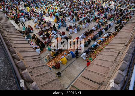 Ahmedabad, Gujarat, Inde. 21st avril 2023. Musulmans assistant à la prière d'Eid Al-Fitr dans le Vieux Ahmedabad. Les musulmans du monde entier célèbrent Eid al-Fitr, le festival de trois jours marquant la fin du Saint mois de jeûne du Ramadan. Pendant cette période, les musulmans s'abstiennent de manger, de boire, de fumer et de mauvaises pensées et actions de l'aube jusqu'au coucher du soleil en observant un jeûne entre l'aube et le coucher du soleil, puis le briser avec la famille et les amis qui viennent ensemble et manger un repas appelé Iftaar. (Credit image: © Sauragh Sirohiya/ZUMA Press Wire) USAGE ÉDITORIAL SEULEMENT! Non destiné À un usage commercial ! Banque D'Images