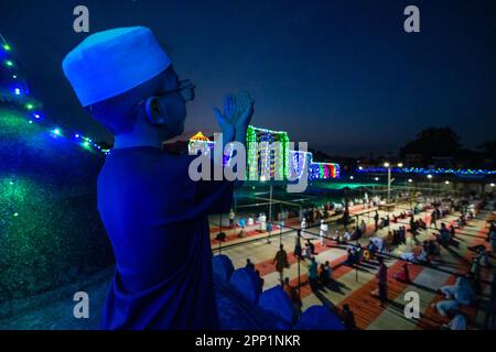 Ahmedabad, Gujarat, Inde. 21st avril 2023. Musulmans assistant à la prière d'Eid Al-Fitr dans le Vieux Ahmedabad. Les musulmans du monde entier célèbrent Eid al-Fitr, le festival de trois jours marquant la fin du Saint mois de jeûne du Ramadan. Pendant cette période, les musulmans s'abstiennent de manger, de boire, de fumer et de mauvaises pensées et actions de l'aube jusqu'au coucher du soleil en observant un jeûne entre l'aube et le coucher du soleil, puis le briser avec la famille et les amis qui viennent ensemble et manger un repas appelé Iftaar. (Credit image: © Sauragh Sirohiya/ZUMA Press Wire) USAGE ÉDITORIAL SEULEMENT! Non destiné À un usage commercial ! Banque D'Images