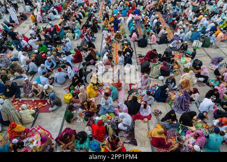 Ahmedabad, Gujarat, Inde. 21st avril 2023. Musulmans assistant à la prière d'Eid Al-Fitr dans le Vieux Ahmedabad. Les musulmans du monde entier célèbrent Eid al-Fitr, le festival de trois jours marquant la fin du Saint mois de jeûne du Ramadan. Pendant cette période, les musulmans s'abstiennent de manger, de boire, de fumer et de mauvaises pensées et actions de l'aube jusqu'au coucher du soleil en observant un jeûne entre l'aube et le coucher du soleil, puis le briser avec la famille et les amis qui viennent ensemble et manger un repas appelé Iftaar. (Credit image: © Sauragh Sirohiya/ZUMA Press Wire) USAGE ÉDITORIAL SEULEMENT! Non destiné À un usage commercial ! Banque D'Images