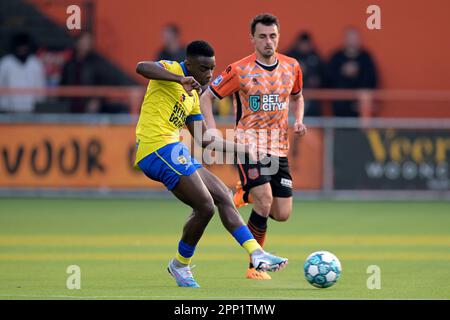 VOLENDAM - (lr) Sekou Sylla de SC Cambuur, Daryl van MIEGHEM du FC Volendam pendant le match de première ligue néerlandais entre le FC Volendam et SC Cambuur au stade de Kras sur 21 avril 2023 à Volendam, pays-Bas. ANP GERRIT VAN KOLOLEN Banque D'Images