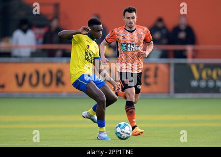 VOLENDAM - (lr) Sekou Sylla de SC Cambuur, Daryl van MIEGHEM du FC Volendam lors du match de première ligue néerlandais entre le FC Volendam et SC Cambuur au stade de Kras sur 21 avril 2023 à Volendam, pays-Bas. ANP GERRIT VAN KOLOLEN Banque D'Images