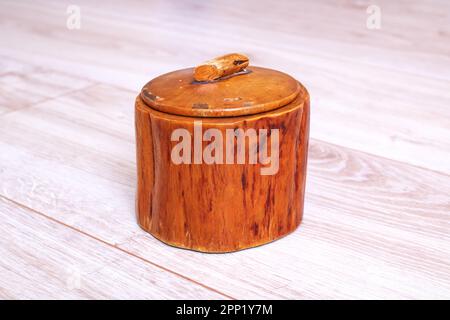 Boîte en bois avec fils et aiguilles gros plan Banque D'Images