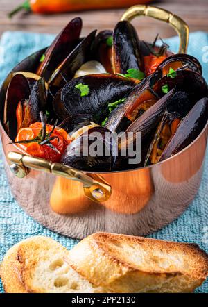 Moules cuites à l'ail et aux tomates. Ci-dessus. Banque D'Images