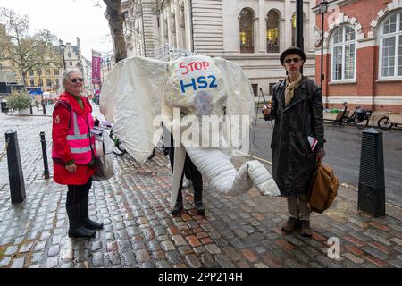 Westminster, Londres, Royaume-Uni. 21st avril 2023. Nellie l'éléphant blanc de l'arrêt HS2 s'est joint à la rébellion d'extinction, le Big One, s'unir pour survivre aux manifestants à Londres aujourd'hui. La liaison ferroviaire haute vitesse HS2 est largement hors budget car le tunnel pour Euston a été mis en attente pour des raisons financières. Crédit : Maureen McLean/Alay Live News Banque D'Images