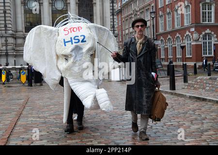 Westminster, Londres, Royaume-Uni. 21st avril 2023. Nellie l'éléphant blanc de l'arrêt HS2 s'est joint à la rébellion d'extinction, le Big One, s'unir pour survivre aux manifestants à Londres aujourd'hui. La liaison ferroviaire haute vitesse HS2 est largement hors budget car le tunnel pour Euston a été mis en attente pour des raisons financières. Crédit : Maureen McLean/Alay Live News Banque D'Images