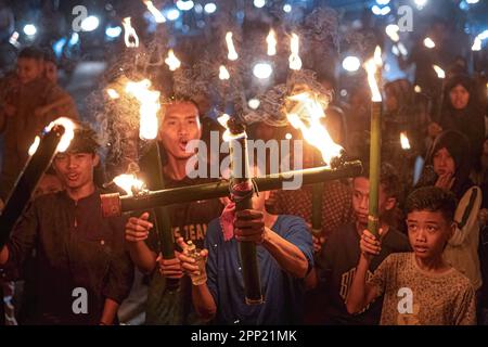 Kendari, Indonésie. 21st avril 2023. Les participants tiennent des torches pendant le relais de la torche pour accueillir Eid al-Fitr. Le défilé est un événement annuel qui est réalisé par les habitants de Ranomeeto, de Konawe du Sud, de Sulawesi du Sud-est. (Photo par Andry Denisah/SOPA Images/Sipa USA) crédit: SIPA USA/Alay Live News Banque D'Images