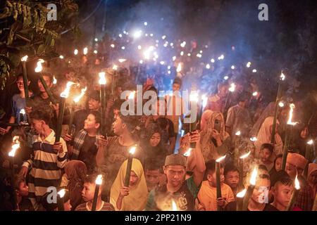 Kendari, Indonésie. 21st avril 2023. Les participants tiennent des torches pendant le relais de la torche pour accueillir Eid al-Fitr. Le défilé est un événement annuel qui est réalisé par les habitants de Ranomeeto, de Konawe du Sud, de Sulawesi du Sud-est. (Photo par Andry Denisah/SOPA Images/Sipa USA) crédit: SIPA USA/Alay Live News Banque D'Images