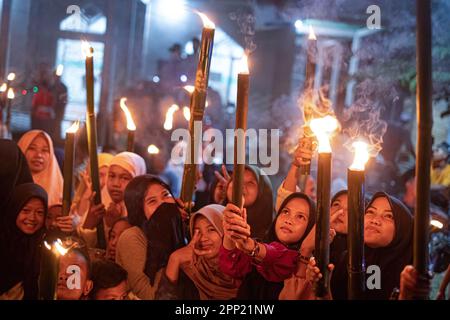 Kendari, Indonésie. 21st avril 2023. Les participants tiennent des torches pendant le relais de la torche pour accueillir Eid al-Fitr. Le défilé est un événement annuel qui est réalisé par les habitants de Ranomeeto, de Konawe du Sud, de Sulawesi du Sud-est. (Photo par Andry Denisah/SOPA Images/Sipa USA) crédit: SIPA USA/Alay Live News Banque D'Images