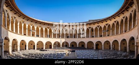 Cour symétrique du château de Bellver à Palma, Majorque Banque D'Images