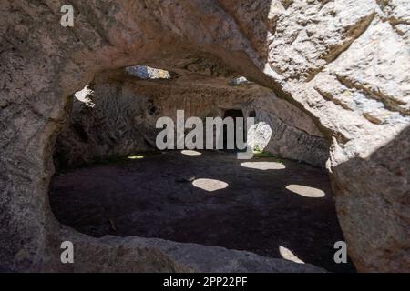 Ancienne ville grotte. À l'intérieur de la grotte, vue de la fenêtre. Banque D'Images