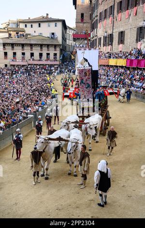 Sienne, Italie - 17 août 2022: Chariot de boeuf ou Carroccio avec bannière de Dappellone à la parade historique de Corteo Storico ou Pageant du Palio di Siena. Banque D'Images