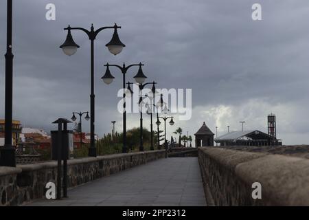 Promenez-vous le long du mur de la Plaza Europa lors d'une journée nuageuse à Puerto de la Cruz Tenerife en août Banque D'Images