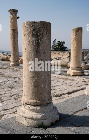 Colonne ou pilier sur la terrasse de l'église byzantine à Gadara ou Umm Qais, Jordanie Banque D'Images