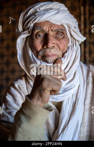 Portrait d'un aîné berbère à l'intérieur d'une tente dans son camp nomade d'Erg Chegaga. Banque D'Images