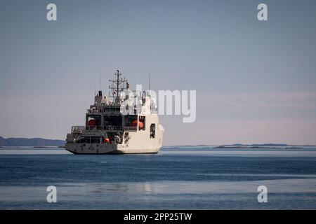 Navire de patrouille arctique de la Marine royale du Canada NCSM Margaret Brooke en visite à Iqaluit, sur l’île de Baffin, au Nunavut, au Canada. Banque D'Images