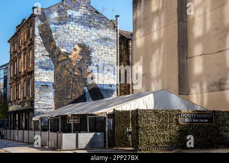 Murale de Billy Connolly, célèbre comédien, originaire de Glasgow, peint sur le mur latéral du Hootenany Pub, près de St Enoch Square, Glasgow, Scotl Banque D'Images