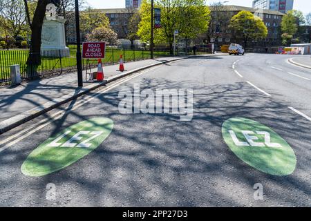 Les marquages routiers indiquent le début de la zone à faibles émissions, LEZ, à l'approche du centre-ville de Glasgow, Écosse, Royaume-Uni Banque D'Images